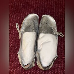 Silver Leather Comfort Moccasins Loafers Cut-outs Flower SZ 42 (11-11.5) Nonslip